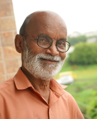 Sakallı, gülümseyen yaşlı adamın portresi..