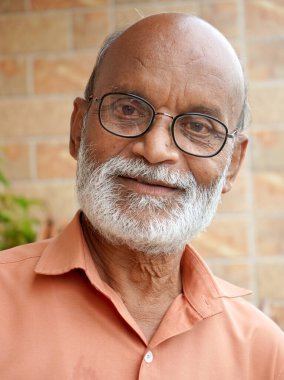 Sakallı, gülümseyen yaşlı adamın portresi..