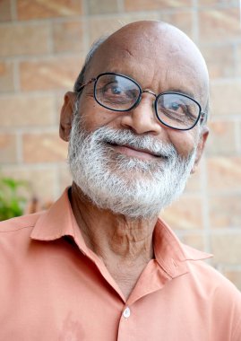 Sakallı, gülümseyen yaşlı adamın portresi..