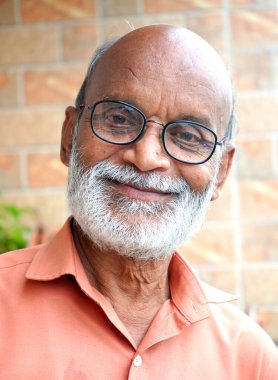 Sakallı, gülümseyen yaşlı adamın portresi..