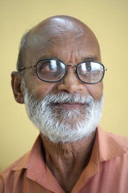 Sakallı, gülümseyen yaşlı adamın portresi..