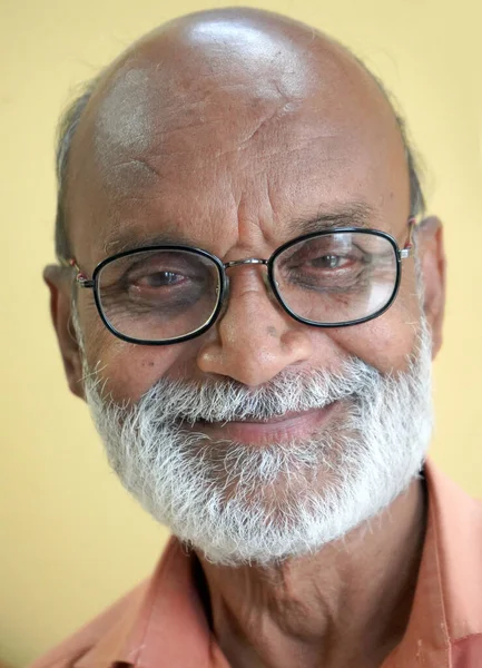 Portret Van Een Lachende Oudere Man Met Baard — Stockfoto