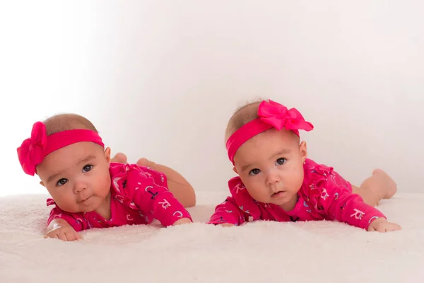 Baby Twins Lying Bed Bow Head — Stock Photo, Image