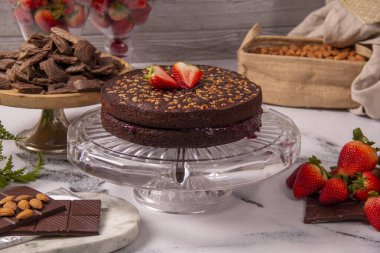 Çilekle süslenmiş cevizli çikolatalı pasta