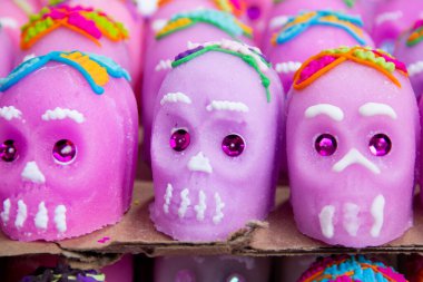 Ölü kutlaması ve cadılar bayramı için tatlı kafatasları, geleneksel Meksika şekeri.