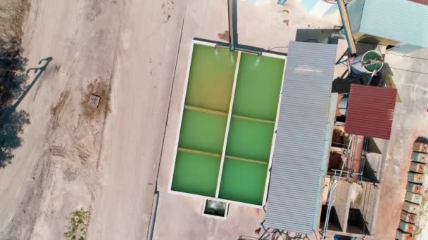 Letecký systém horního bazénu na recyklaci vody v továrně — Stock video