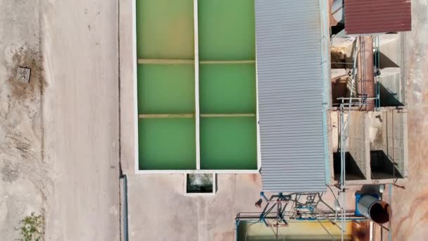 Sistema de piscina de reciclagem de água de cima para baixo aéreo na fábrica — Vídeo de Stock