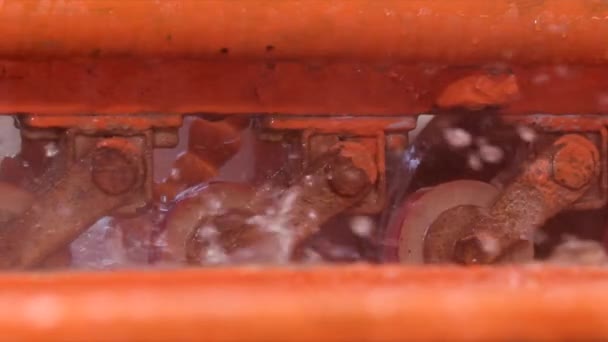 Stäng Skott av Orange Color Machine Stänk vatten i en fabrik Slow Motion — Stockvideo