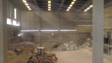 Seramik Fabrika Deposunda Çamur Toprağı Taşıyan Not: