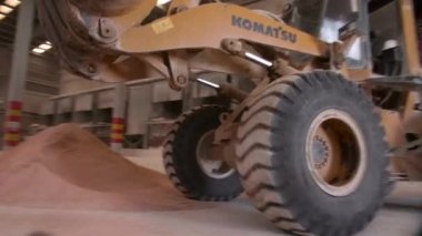 Seramik Fabrika Deposunda Çamur Toprağı Taşıyan Not: