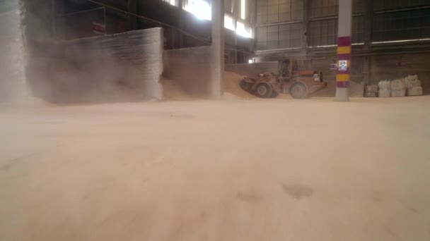 Dolly Shot Grader Przenoszenie gleby gliny w magazynie fabryki ceramiki — Wideo stockowe