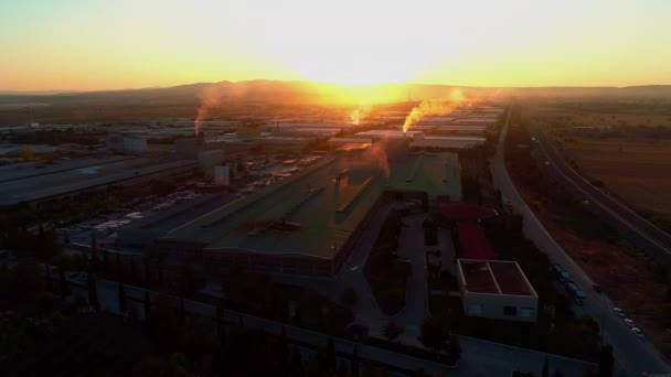 Vista aérea de fábricas con humo al amanecer — Vídeos de Stock