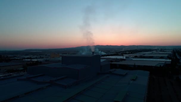 Widok z lotu ptaka na fabryki z dymem o świcie — Wideo stockowe