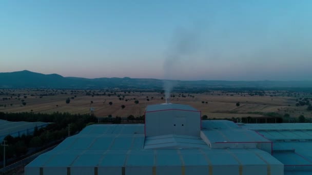 Повітряний вид заводів з димом на світанку — стокове відео