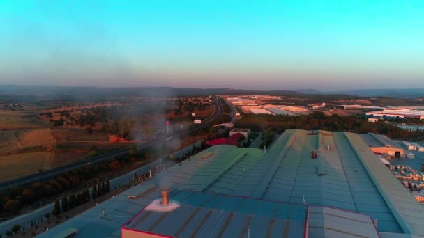 Vista aérea de fábricas com fumaça ao amanhecer — Vídeo de Stock