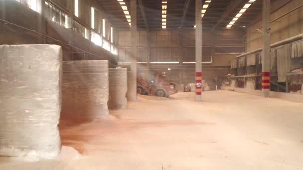 Dolly Shot Grader Μετακίνηση αργιλώδους χώματος σε κεραμικό εργοστάσιο Αποθήκη — Αρχείο Βίντεο