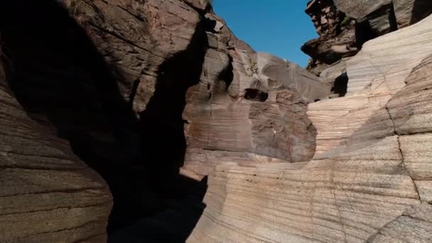 Jäljittäminen Shot of Rock muodostumista laaksossa — kuvapankkivideo