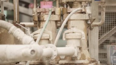 Seramik Döşeme Fabrikasında Pompalama Mekanizması Yavaş Hareket