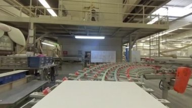 Seramik Döşemeler Fabrikada Taşımacılık Hattı Gidiyor 