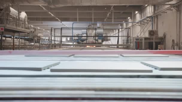Keramické dlaždice vycházející z tunelovací pece v továrně — Stock video