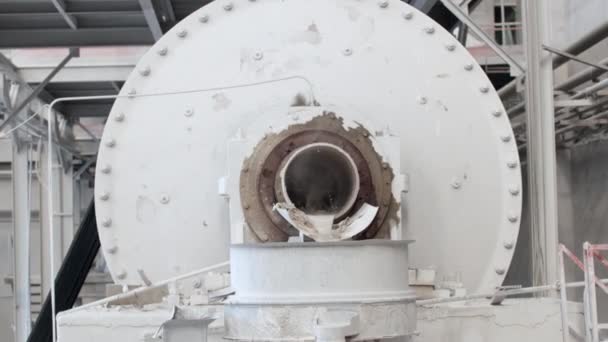 Kugelmühle in einer Fabrik für Keramikfliesen Zeitlupe — Stockvideo