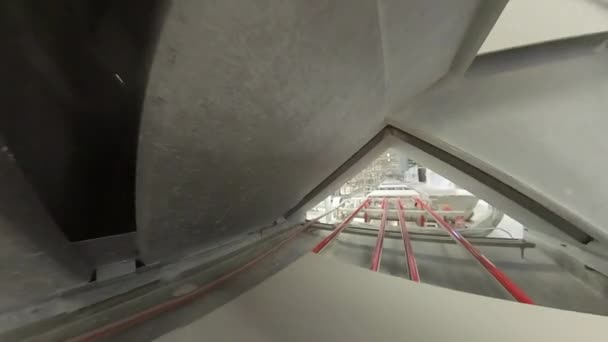 180 pan keramische tegels bewegen op transportband lijn in een fabriek — Stockvideo