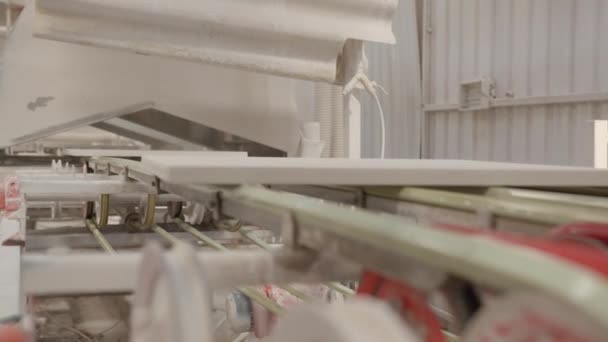 Baldosas de cerámica que se mueven en la línea transportadora en una fábrica — Vídeos de Stock