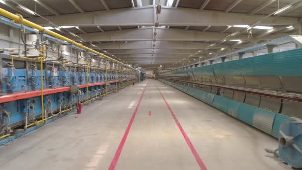 Suivi tir carreaux de céramique Tunneling four dans une usine — Video