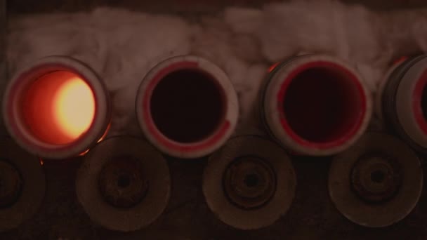 Zavřít Shot of Flame keramické dlaždice pece v továrně — Stock video