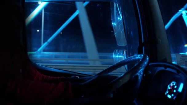 İç Kamyon Şoförü renkli ışıklarla köprüden gece geçiyor — Stok video