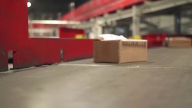 Posta Aktarım Tesisinde kemerle hareket eden Posta Paketlerinin Yakın Çekimi