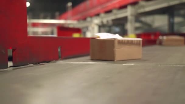 Posta Aktarım Tesisinde kemerle hareket eden Posta Paketlerinin Yakın Çekimi — Stok video