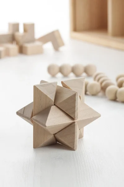 ahşap bloklar ve mantık oyunları