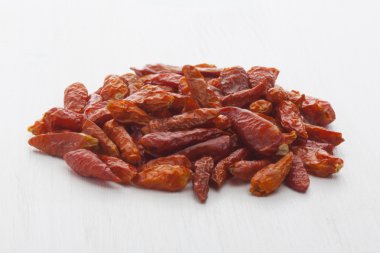 kurutulmuş kuş gözü biber beyaz zemin üzerine yığını.