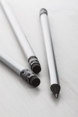 üç gümüş renkli kalemler