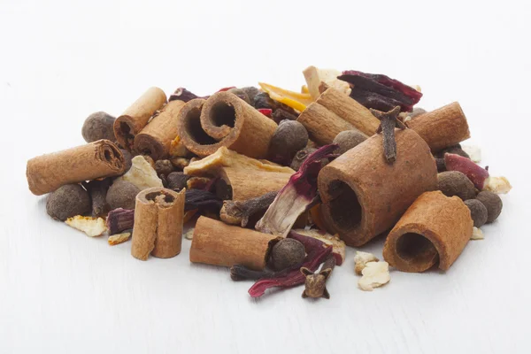 baharat beyaz zemin üzerine meyveli sıcak şarap