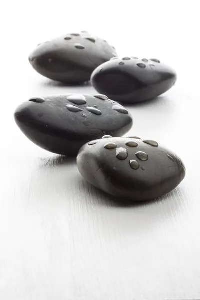 Piedras de masaje negro húmedo — Foto de Stock