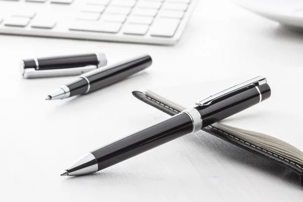 siyah topu kalem ve roller kalem