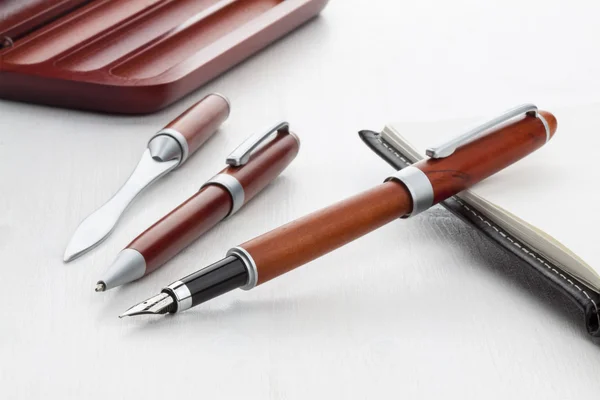 Caneta-tinteiro de madeira e caneta rolo — Fotografia de Stock