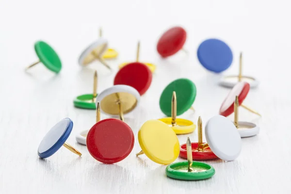 Multicolored thumbtacks — Stock Photo, Image