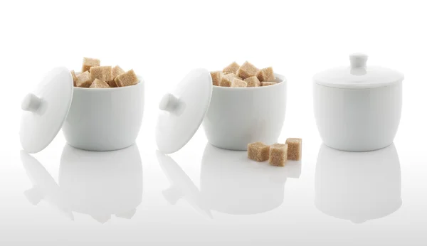 Weiße Zuckerdose und braune Zuckerwürfel (mit pfaden)) — Stockfoto