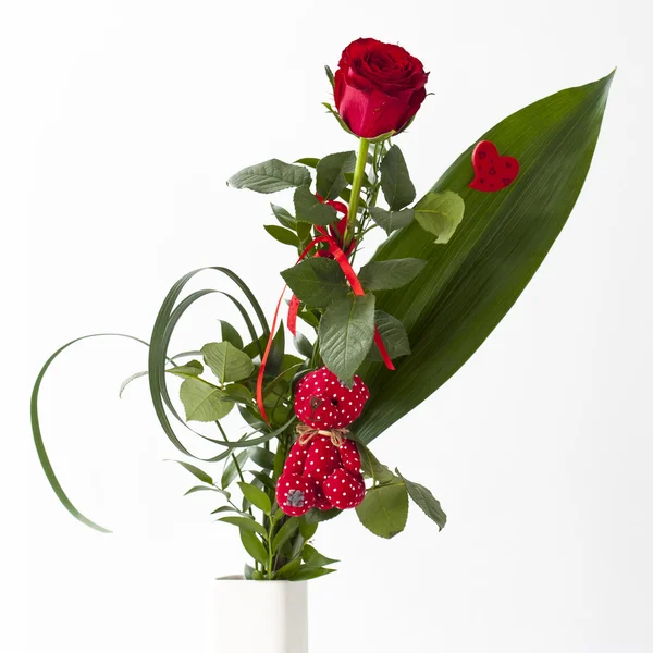 kırmızı bir oyuncak ayı ile kırmızı gül buketi