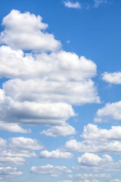 촉 모 구름과 푸른 하늘 — 스톡 사진