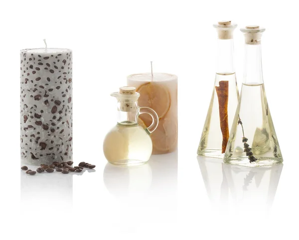 Óleos de spa em garrafas e velas perfumadas. Com caminhos PS . Fotografias De Stock Royalty-Free