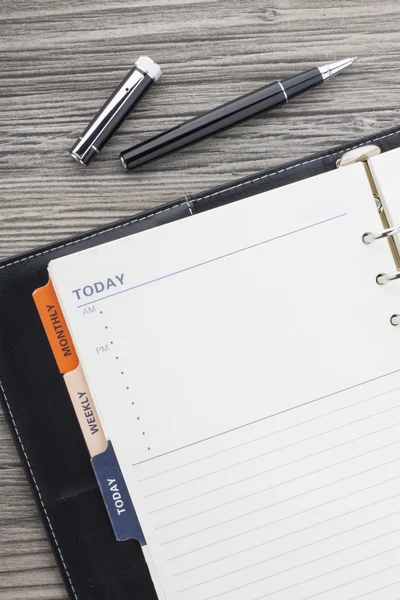 Pluma negra y calendario de cuero . — Foto de Stock