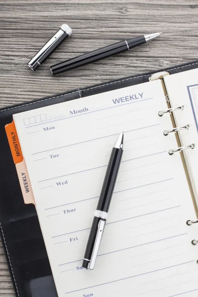 Canetas pretas e caderno de couro . — Fotografia de Stock