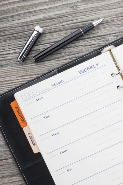 Caneta preta e calendário de couro . — Fotografia de Stock