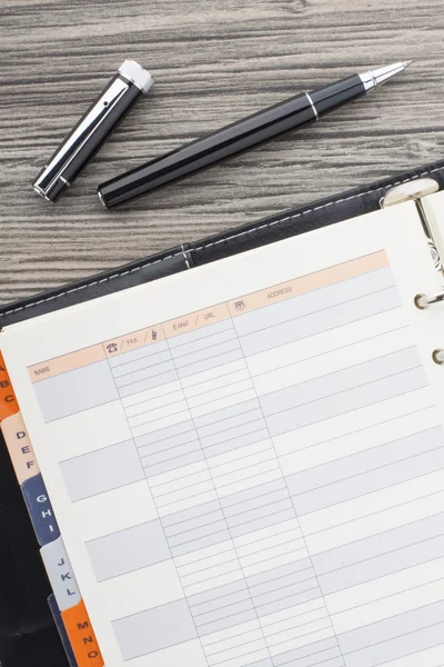 siyah topu kalem ve adres defteri.