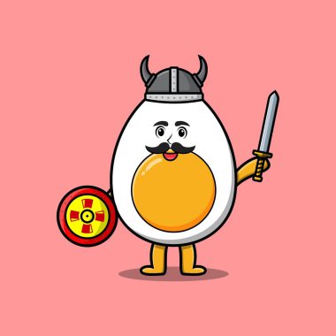 Sevimli çizgi film karakteri haşlanmış yumurta viking korsanı şapkası ve kılıcı ve kalkanı var.
