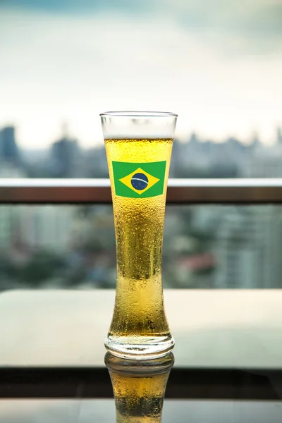 Σημαία της Βραζιλίας σε ποτήρι μπύρα (με διαδρομή αποκοπής) — Φωτογραφία Αρχείου